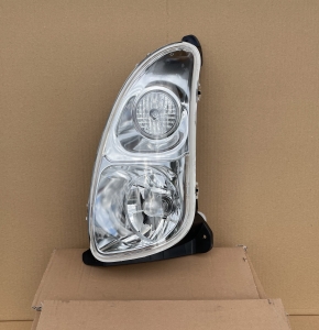 LAMPA PRZEDNIA LEWA REFLEKTOR NEW HOLLAND 7510, T7520, T7530, T7540, T7550, TL100A, TL70A, TL80A, TL90A, TS100A Delta, TS110A Delta, TVT135, TVT145, TVT155, TVT170, TVT190, TVT195 (82029730, 84156845)