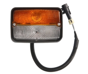 LAMPA KIERUNKOWSKAZU LEWA PRAWA COBO JOHN DEERE 6110 , 6110SE, 6210 , 6210SE, 6310 (EU), 6310SE, 6410 (EU), 6410SE, 6510, 6510SE, 6610, 6610SE, 6810, 6910, 6910S, 6020 (4045D), 6020 (4045T), 6020SE AL75642