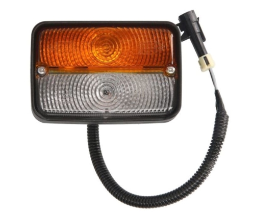 LAMPA KIERUNKOWSKAZU LEWA PRAWA COBO JOHN DEERE 6110 , 6110SE, 6210 , 6210SE, 6310 (EU), 6310SE, 6410 (EU), 6410SE, 6510, 6510SE, 6610, 6610SE, 6810, 6910, 6910S, 6020 (4045D), 6020 (4045T), 6020SE AL75642